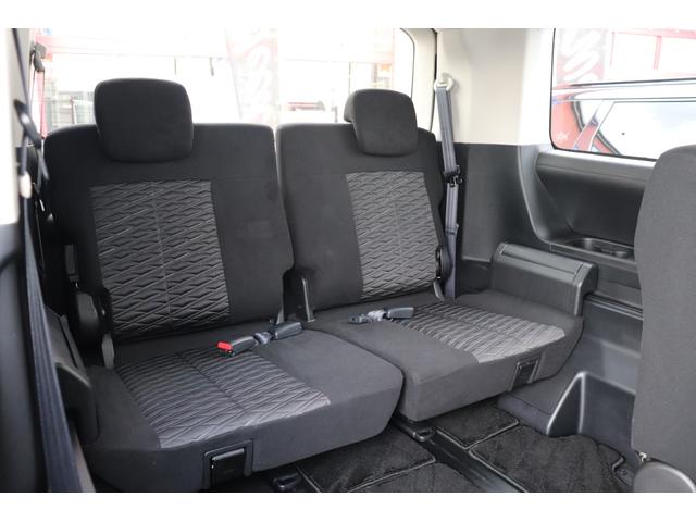 ３列目シート、スライドが可能なので広い居住空間を確保できます。