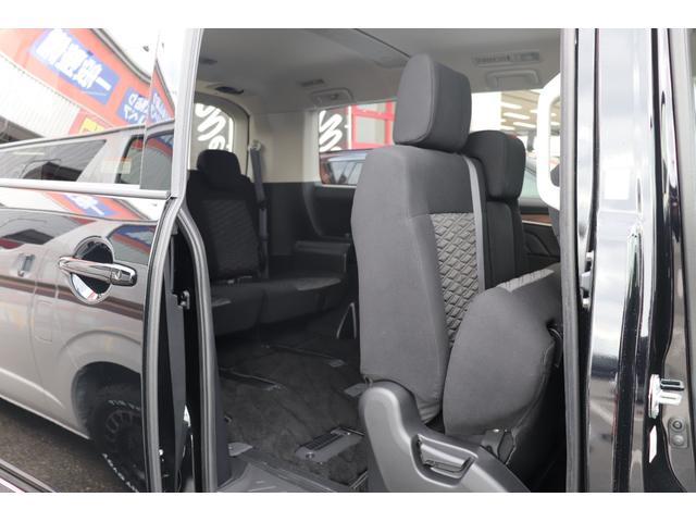 座面を上げることが可能です。荷室の確保や３列目への乗り降りじに役立ちます。