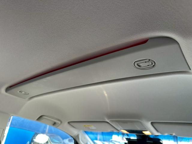 レディッシュオレンジのＬＥＤ証明を採用し、落ち着きのある灯りがキャビンを上質に演出！