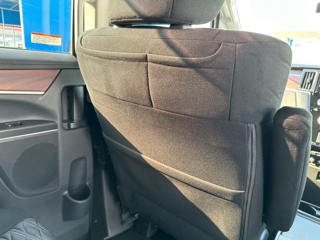 全席背面には小物の収納に便利なポケットがございます。