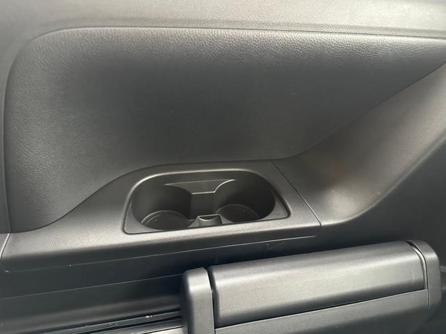 ３列目にもドリンクホルダーがございます！