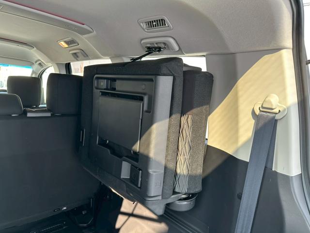 三列目格納は跳ね上げ式。