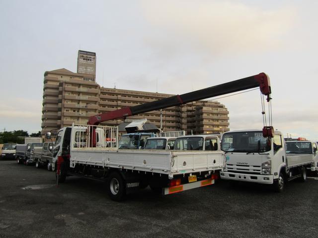 平ボディー3段クレーン付 積載2.7t 2.93t吊 タダノ製3段クレーンZR303 積載2700kg 総重量8000kg未満 フックイン2.93t吊 荷台床板張り アオリロープ穴 アオリ開閉補助装置 左パワーミラー NOX・PM適合 実走行6万km台(15枚目)