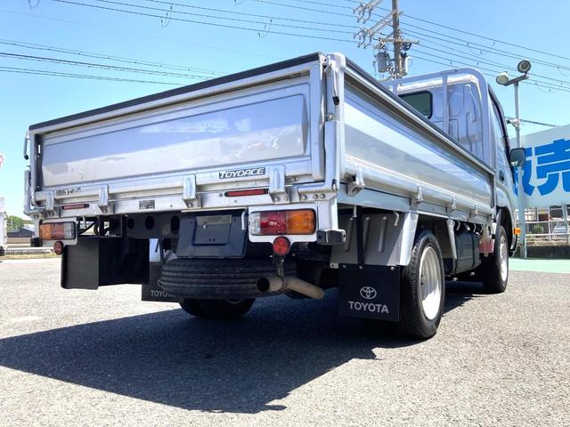 トヨエース 　平ボディ　ジャストロー　１．２５ｔスチールデッキ　鉄板張り　Ｗタイヤ　２．０ガソリン　荷台長２８３０　幅１６００　高３８０　床面地上高７２０　５速ミッション車　３ペダル　三方開　４ナンバー　３人乗（7枚目）