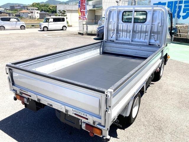 トヨエース 　平ボディ　ジャストロー　１．２５ｔスチールデッキ　鉄板張り　Ｗタイヤ　２．０ガソリン　荷台長２８３０　幅１６００　高３８０　床面地上高７２０　５速ミッション車　３ペダル　三方開　４ナンバー　３人乗（9枚目）