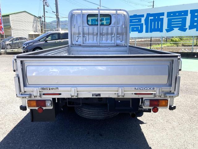 トヨエース 　平ボディ　ジャストロー　１．２５ｔスチールデッキ　鉄板張り　Ｗタイヤ　２．０ガソリン　荷台長２８３０　幅１６００　高３８０　床面地上高７２０　５速ミッション車　３ペダル　三方開　４ナンバー　３人乗（10枚目）