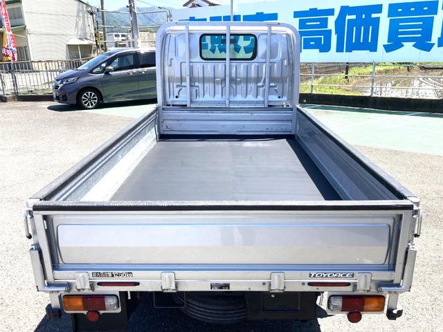 トヨエース 　平ボディ　ジャストロー　１．２５ｔスチールデッキ　鉄板張り　Ｗタイヤ　２．０ガソリン　荷台長２８３０　幅１６００　高３８０　床面地上高７２０　５速ミッション車　３ペダル　三方開　４ナンバー　３人乗（12枚目）