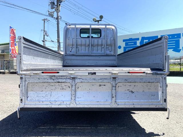 トヨエース 　平ボディ　ジャストロー　１．２５ｔスチールデッキ　鉄板張り　Ｗタイヤ　２．０ガソリン　荷台長２８３０　幅１６００　高３８０　床面地上高７２０　５速ミッション車　３ペダル　三方開　４ナンバー　３人乗（17枚目）