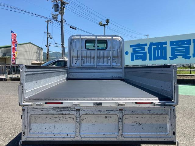 トヨエース 　平ボディ　ジャストロー　１．２５ｔスチールデッキ　鉄板張り　Ｗタイヤ　２．０ガソリン　荷台長２８３０　幅１６００　高３８０　床面地上高７２０　５速ミッション車　３ペダル　三方開　４ナンバー　３人乗（18枚目）