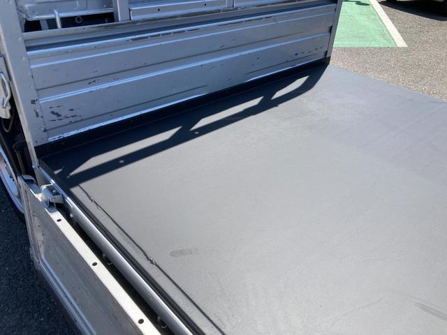 トヨエース 　平ボディ　ジャストロー　１．２５ｔスチールデッキ　鉄板張り　Ｗタイヤ　２．０ガソリン　荷台長２８３０　幅１６００　高３８０　床面地上高７２０　５速ミッション車　３ペダル　三方開　４ナンバー　３人乗（25枚目）