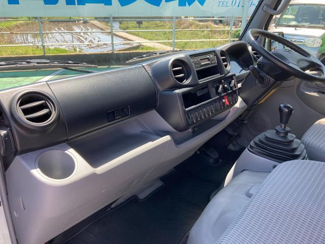 トヨエース 　平ボディ　ジャストロー　１．２５ｔスチールデッキ　鉄板張り　Ｗタイヤ　２．０ガソリン　荷台長２８３０　幅１６００　高３８０　床面地上高７２０　５速ミッション車　３ペダル　三方開　４ナンバー　３人乗（41枚目）