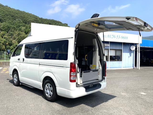 ハイエースバン 　ＤＸディーゼル　福祉車輌　車いす仕様車　Ｂタイプ　ルーフサイドウインドウなし　車いす２台積　１０人乗り（車いす２名・８人乗り）電動リフトアップ　スライドドア連動オートステップ　電動固定装置（2枚目）