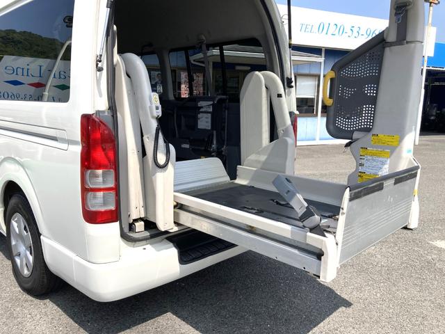 ハイエースバン 　ＤＸディーゼル　福祉車輌　車いす仕様車　Ｂタイプ　ルーフサイドウインドウなし　車いす２台積　１０人乗り（車いす２名・８人乗り）電動リフトアップ　スライドドア連動オートステップ　電動固定装置（3枚目）