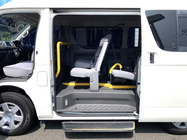 ハイエースバン 　ＤＸディーゼル　福祉車輌　車いす仕様車　Ｂタイプ　ルーフサイドウインドウなし　車いす２台積　１０人乗り（車いす２名・８人乗り）電動リフトアップ　スライドドア連動オートステップ　電動固定装置（12枚目）