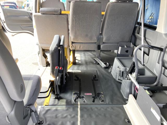 ハイエースバン 　ＤＸディーゼル　福祉車輌　車いす仕様車　Ｂタイプ　ルーフサイドウインドウなし　車いす２台積　１０人乗り（車いす２名・８人乗り）電動リフトアップ　スライドドア連動オートステップ　電動固定装置（23枚目）