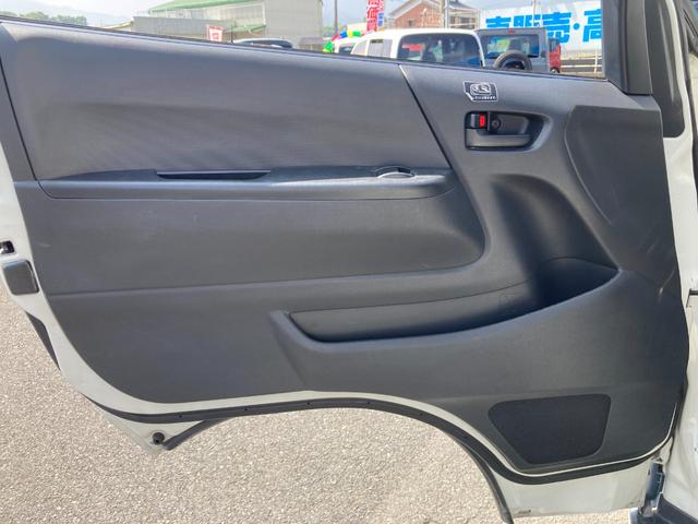 ハイエースバン 　ＤＸディーゼル　福祉車輌　車いす仕様車　Ｂタイプ　ルーフサイドウインドウなし　車いす２台積　１０人乗り（車いす２名・８人乗り）電動リフトアップ　スライドドア連動オートステップ　電動固定装置（46枚目）