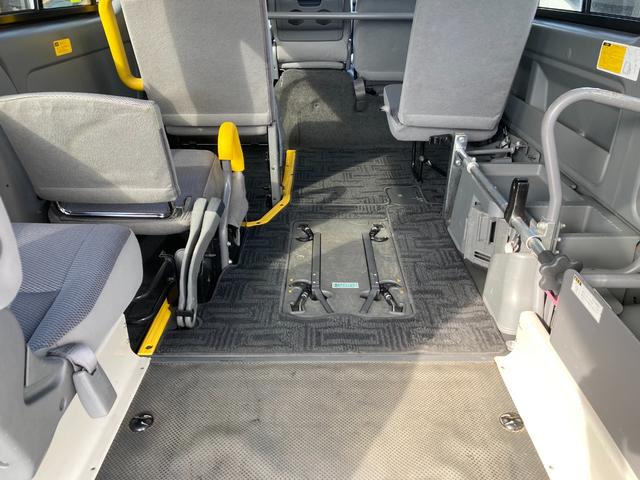 ハイエースバン 　ＤＸディゼル車　福祉車輌　車いす仕様車　Ａタイプ　車いす２台積　９人乗り（車いす２名・７人乗り）電動リフトアップ　スライドドア連動オートステップ　電動固定装置　ストレッチャー固定装置　イージークローザ（20枚目）