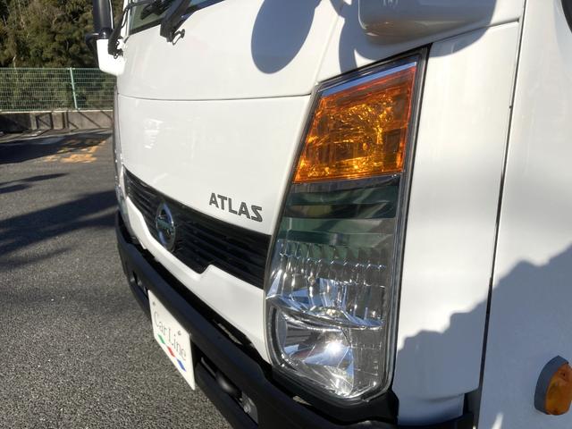 アトラストラック 　スーパーロー　平ボディ１．５ｔ　スチールデッキ　Ｗタイヤ　荷台長３０９０　幅１６００　高３８０　床面地上高７５０　車両総重量３３０５Ｋｇ　坂道発進補助　５速ミッション　３ペダル　電動格納ミラー（32枚目）