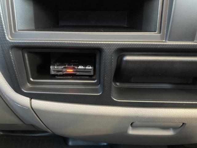 アトラストラック 　スーパーロー　平ボディ１．５ｔ　スチールデッキ　Ｗタイヤ　荷台長３０９０　幅１６００　高３８０　床面地上高７５０　車両総重量３３０５Ｋｇ　坂道発進補助　５速ミッション　３ペダル　電動格納ミラー（52枚目）