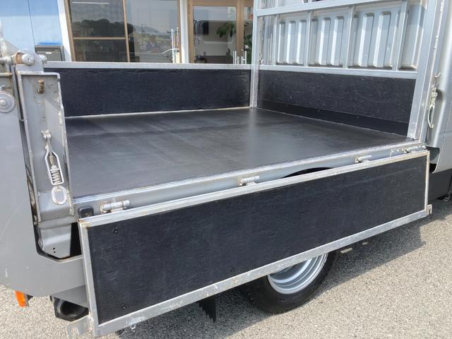 アトラストラック 　Ｗキャブ　新明和パワーゲートアーム式　積載１０００ｋｇ　荷台床鉄板張り　荷台長２１０　幅１６０　高７５　床面地上高８６　車両総重量３６２０ｋｇ　ディゼル車　５速ミッション　乗車定員６人（12枚目）