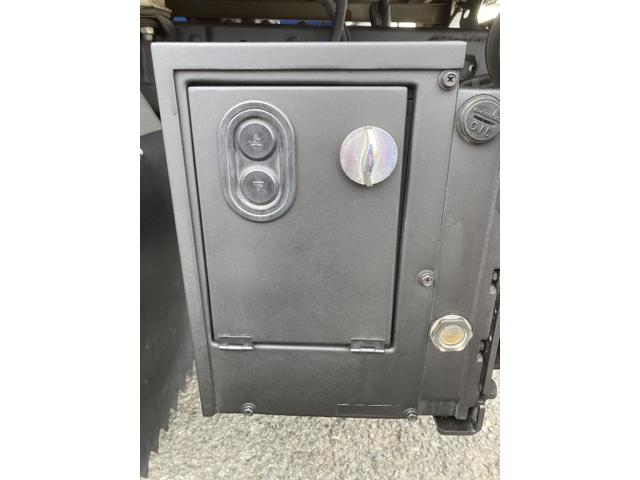 アトラストラック 　Ｗキャブ　新明和パワーゲートアーム式　積載１０００ｋｇ　荷台床鉄板張り　荷台長２１０　幅１６０　高７５　床面地上高８６　車両総重量３６２０ｋｇ　ディゼル車　５速ミッション　乗車定員６人（32枚目）