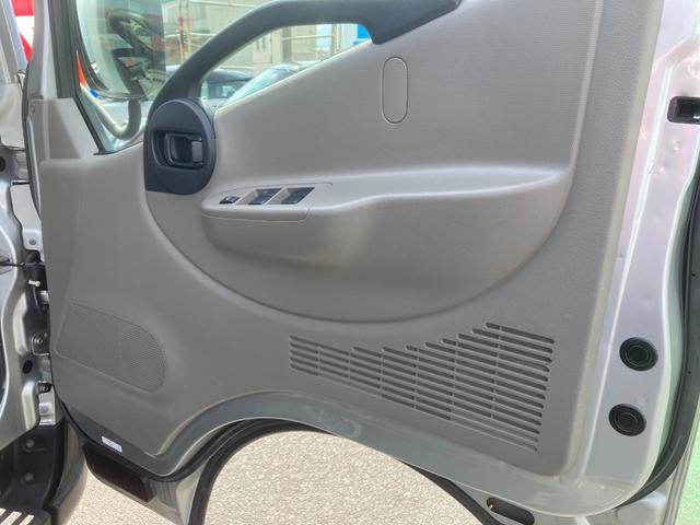 アトラストラック 　Ｗキャブ　新明和パワーゲートアーム式　積載１０００ｋｇ　荷台床鉄板張り　荷台長２１０　幅１６０　高７５　床面地上高８６　車両総重量３６２０ｋｇ　ディゼル車　５速ミッション　乗車定員６人（56枚目）