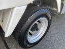 　スーパーロー　平ボディ１．５ｔ　スチールデッキ　Ｗタイヤ　荷台長３０９０　幅１６００　高３８０　床面地上高７５０　車両総重量３３０５Ｋｇ　坂道発進補助　５速ミッション　３ペダル　電動格納ミラー（28枚目）