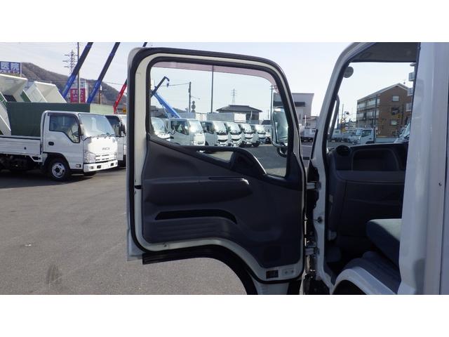 キャンター ロング全低床　積載３ｔ　ＡＴ　アルミバン　左スライドドア　ラッシングレール２段　車両総重量５，８９５ｋｇ　荷台内寸　長さ：３０５ｃｍ　幅：１７６ｃｍ　高さ：２０５ｃｍ　バックモニター　社外オーディオ（58枚目）