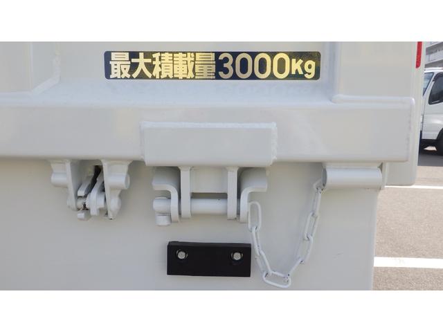 キャンター 全低床ダンプ　積載３ｔ　新明和製ローダーダンプ　ＳＤ２－３３　ラジコン付　衝突軽減ブレーキ　車線逸脱警報装置　左電格ミラー　ＬＥＤヘッドライト＆ＬＥＤフォグ　フル液晶メーター　ステアリングスイッチ　交通標識認識機能（31枚目）