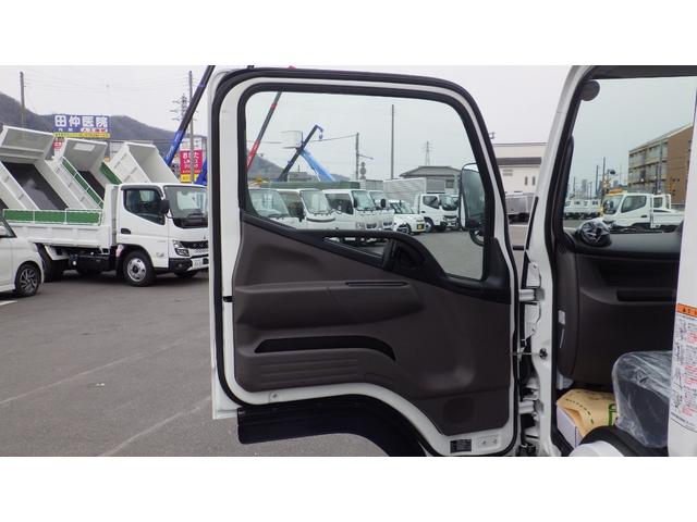 キャンター ロング全低床　積載２ｔ　極東製垂直パワーゲート　Ｖ６０１Ｃ　衝突軽減ブレーキ　車線逸脱警報装置　ＬＥＤヘッドライト＆ＬＥＤフォグ　フル液晶メーター　ステアリングスイッチ　交通標識認識機能　リアビューカメラ（55枚目）