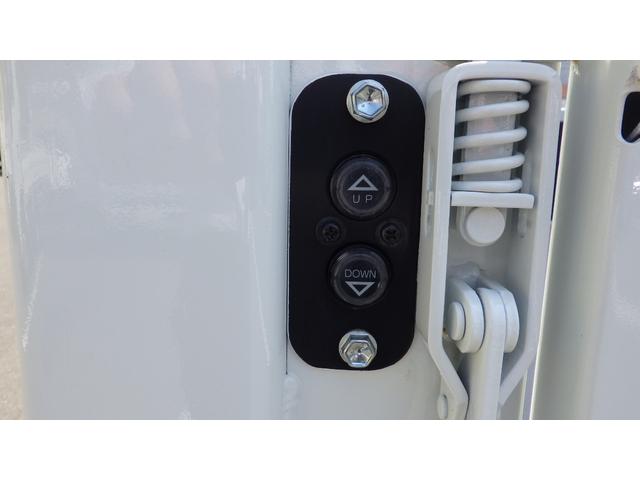 キャンター Ｗキャブ全低床　積載２ｔ　極東製垂直パワーゲート　Ｖ６０１　衝突軽減ブレーキ　車線逸脱警報装置　ＬＥＤヘッドライト＆ＬＥＤフォグ　フル液晶メーター　ステアリングスイッチ　交通標識認識機能　リアビューカメラ（12枚目）