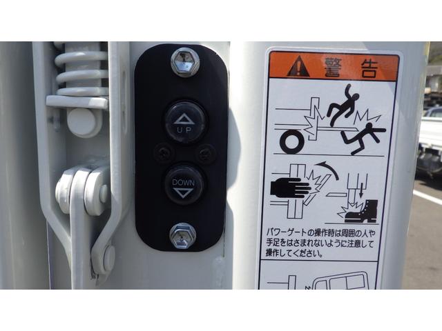 キャンター Ｗキャブ全低床　積載２ｔ　極東製垂直パワーゲート　Ｖ６０１　衝突軽減ブレーキ　車線逸脱警報装置　ＬＥＤヘッドライト＆ＬＥＤフォグ　フル液晶メーター　ステアリングスイッチ　交通標識認識機能　リアビューカメラ（13枚目）