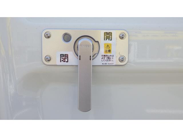 キャンター Ｗキャブ全低床　積載２ｔ　極東製垂直パワーゲート　Ｖ６０１　衝突軽減ブレーキ　車線逸脱警報装置　ＬＥＤヘッドライト＆ＬＥＤフォグ　フル液晶メーター　ステアリングスイッチ　交通標識認識機能　リアビューカメラ（16枚目）