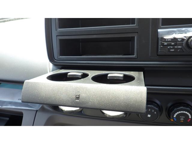 キャンター Ｗキャブ全低床　積載２ｔ　極東製垂直パワーゲート　Ｖ６０１　衝突軽減ブレーキ　車線逸脱警報装置　ＬＥＤヘッドライト＆ＬＥＤフォグ　フル液晶メーター　ステアリングスイッチ　交通標識認識機能　リアビューカメラ（29枚目）
