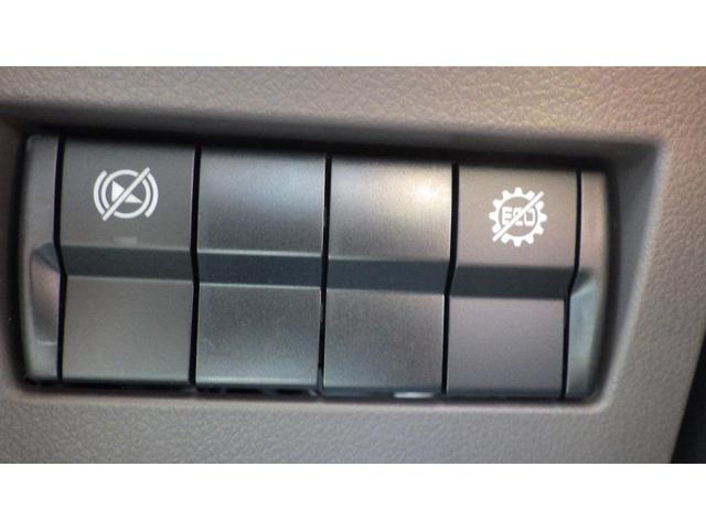 キャンター Ｗキャブ全低床　積載２ｔ　極東製垂直パワーゲート　Ｖ６０１　衝突軽減ブレーキ　車線逸脱警報装置　ＬＥＤヘッドライト＆ＬＥＤフォグ　フル液晶メーター　ステアリングスイッチ　交通標識認識機能　リアビューカメラ（32枚目）
