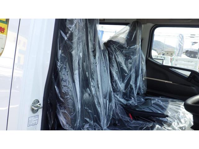 キャンター Ｗキャブ全低床　積載２ｔ　極東製垂直パワーゲート　Ｖ６０１　衝突軽減ブレーキ　車線逸脱警報装置　ＬＥＤヘッドライト＆ＬＥＤフォグ　フル液晶メーター　ステアリングスイッチ　交通標識認識機能　リアビューカメラ（56枚目）