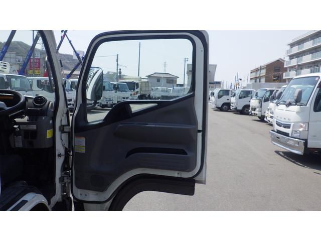 キャンター Ｗキャブ全低床　積載２ｔ　ＡＴ　ロープ穴２対　ロープフック２対　車両総重量　４，６８０Ｋｇ　荷台内寸　長さ：２１０ｃｍ　幅：１６０ｃｍ　高さ：３８ｃｍ　左電格ミラー　キーレス　ＥＴＣ（46枚目）