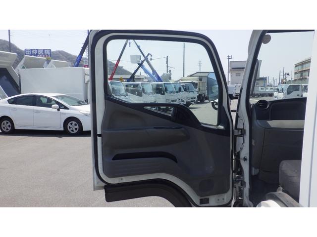 キャンター Ｗキャブ全低床　積載２ｔ　ＡＴ　ロープ穴２対　ロープフック２対　車両総重量　４，６８０Ｋｇ　荷台内寸　長さ：２１０ｃｍ　幅：１６０ｃｍ　高さ：３８ｃｍ　左電格ミラー　キーレス　ＥＴＣ（48枚目）