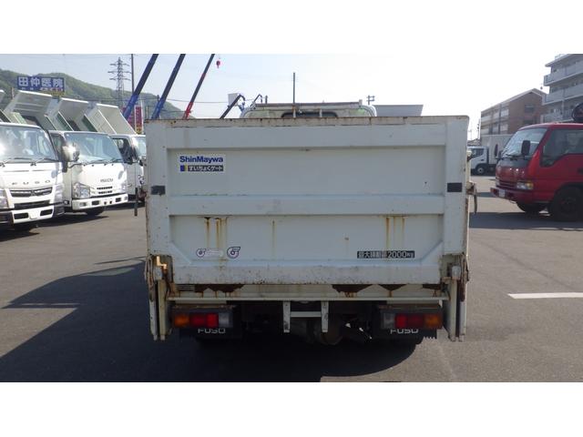 キャンター 全低床　積載２ｔ　新明和製垂直パワーゲート　ＲＥ０６　５ＭＴ　車両総重量　４，４６５Ｋｇ　荷台内寸　長さ：３０５ｃｍ　幅：１６０ｃｍ　高さ：３８ｃｍ　キーレス　エアコン　パワーステアリング　パワーウィンドウ（7枚目）