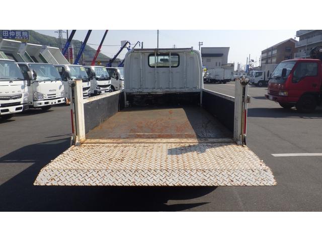 キャンター 全低床　積載２ｔ　新明和製垂直パワーゲート　ＲＥ０６　５ＭＴ　車両総重量　４，４６５Ｋｇ　荷台内寸　長さ：３０５ｃｍ　幅：１６０ｃｍ　高さ：３８ｃｍ　キーレス　エアコン　パワーステアリング　パワーウィンドウ（10枚目）