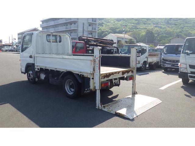 キャンター 全低床　積載２ｔ　新明和製垂直パワーゲート　ＲＥ０６　５ＭＴ　車両総重量　４，４６５Ｋｇ　荷台内寸　長さ：３０５ｃｍ　幅：１６０ｃｍ　高さ：３８ｃｍ　キーレス　エアコン　パワーステアリング　パワーウィンドウ（11枚目）