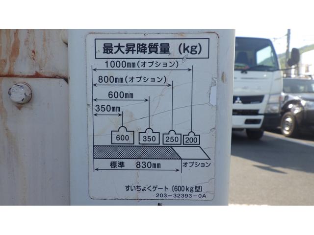 キャンター 全低床　積載２ｔ　新明和製垂直パワーゲート　ＲＥ０６　５ＭＴ　車両総重量　４，４６５Ｋｇ　荷台内寸　長さ：３０５ｃｍ　幅：１６０ｃｍ　高さ：３８ｃｍ　キーレス　エアコン　パワーステアリング　パワーウィンドウ（13枚目）