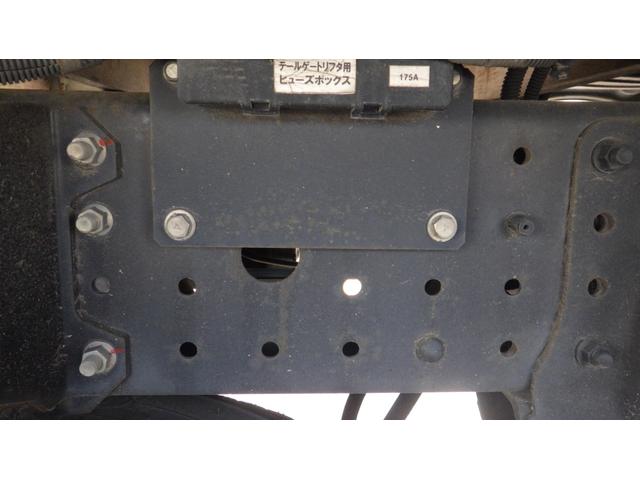 キャンター 全低床　積載２ｔ　新明和製垂直パワーゲート　ＲＥ０６　５ＭＴ　車両総重量　４，４６５Ｋｇ　荷台内寸　長さ：３０５ｃｍ　幅：１６０ｃｍ　高さ：３８ｃｍ　キーレス　エアコン　パワーステアリング　パワーウィンドウ（17枚目）