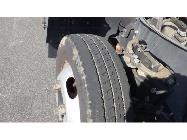 キャンター 全低床　積載２ｔ　新明和製垂直パワーゲート　ＲＥ０６　５ＭＴ　車両総重量　４，４６５Ｋｇ　荷台内寸　長さ：３０５ｃｍ　幅：１６０ｃｍ　高さ：３８ｃｍ　キーレス　エアコン　パワーステアリング　パワーウィンドウ（31枚目）