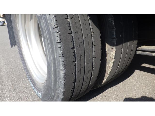 キャンター 全低床　積載２ｔ　新明和製垂直パワーゲート　ＲＥ０６　５ＭＴ　車両総重量　４，４６５Ｋｇ　荷台内寸　長さ：３０５ｃｍ　幅：１６０ｃｍ　高さ：３８ｃｍ　キーレス　エアコン　パワーステアリング　パワーウィンドウ（32枚目）