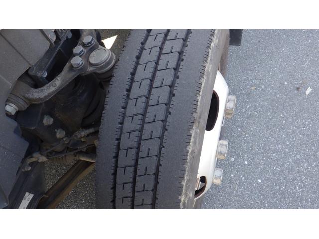 キャンター 全低床　積載２ｔ　新明和製垂直パワーゲート　ＲＥ０６　５ＭＴ　車両総重量　４，４６５Ｋｇ　荷台内寸　長さ：３０５ｃｍ　幅：１６０ｃｍ　高さ：３８ｃｍ　キーレス　エアコン　パワーステアリング　パワーウィンドウ（33枚目）
