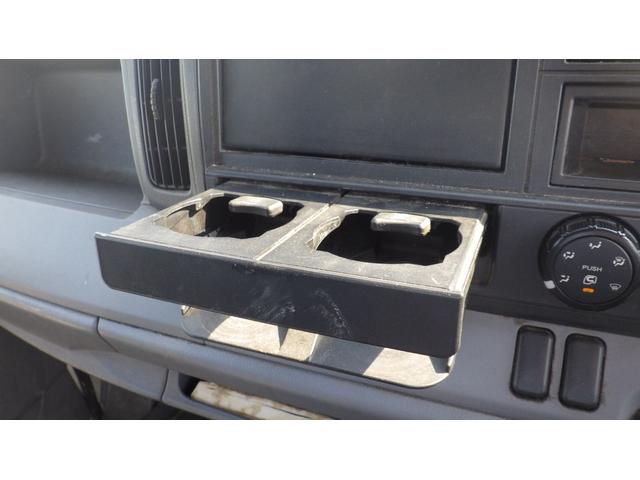 キャンター 全低床　積載２ｔ　新明和製垂直パワーゲート　ＲＥ０６　５ＭＴ　車両総重量　４，４６５Ｋｇ　荷台内寸　長さ：３０５ｃｍ　幅：１６０ｃｍ　高さ：３８ｃｍ　キーレス　エアコン　パワーステアリング　パワーウィンドウ（42枚目）