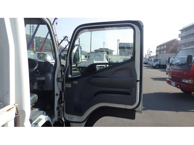 キャンター 全低床　積載２ｔ　新明和製垂直パワーゲート　ＲＥ０６　５ＭＴ　車両総重量　４，４６５Ｋｇ　荷台内寸　長さ：３０５ｃｍ　幅：１６０ｃｍ　高さ：３８ｃｍ　キーレス　エアコン　パワーステアリング　パワーウィンドウ（46枚目）