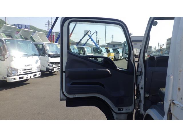 キャンター 全低床　積載２ｔ　新明和製垂直パワーゲート　ＲＥ０６　５ＭＴ　車両総重量　４，４６５Ｋｇ　荷台内寸　長さ：３０５ｃｍ　幅：１６０ｃｍ　高さ：３８ｃｍ　キーレス　エアコン　パワーステアリング　パワーウィンドウ（48枚目）