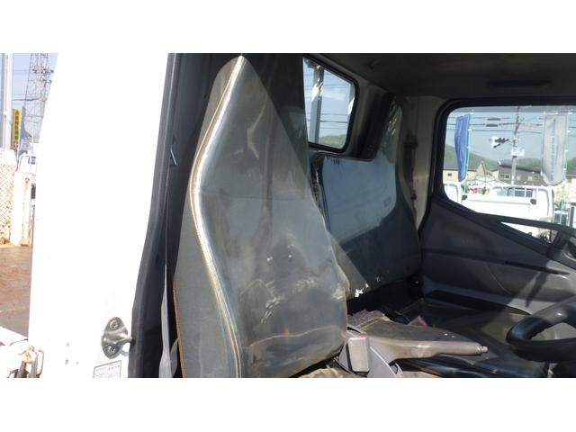 キャンター 全低床　積載２ｔ　新明和製垂直パワーゲート　ＲＥ０６　５ＭＴ　車両総重量　４，４６５Ｋｇ　荷台内寸　長さ：３０５ｃｍ　幅：１６０ｃｍ　高さ：３８ｃｍ　キーレス　エアコン　パワーステアリング　パワーウィンドウ（53枚目）